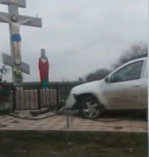 A intrat cu masina in rastignire, la Vulcanesti. Un automobil de serviciului vamal, facut zob - VIDEO A intrat cu masina in rastignire, la Vulcanesti. Un automobil de serviciului vamal, facut zob - VIDEO