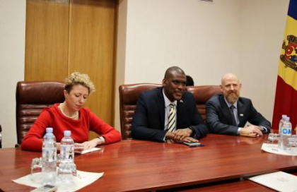 Ministrul Economiei, Anatol Usatii, s-a intalnit cu ambasadorul SUA in RM, Dereck J.Hogan. Despre ce au discutat
