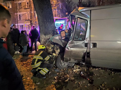 Accident in capitala. Un tanar, in stare grava la spital dupa ce masina in care se afla s-a izbit violent de un copac - FOTO