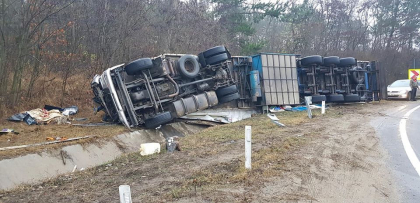 Un camion s-a rasturnat pe o sosea din Hancesti - FOTO Un camion s-a rasturnat pe o sosea din Hancesti - FOTO