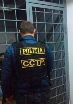 Fete din Moldova impuse sa se prostitueze in Berlin. Doi indivizi, retinuti la vama in timp ce transportau inca doua victime