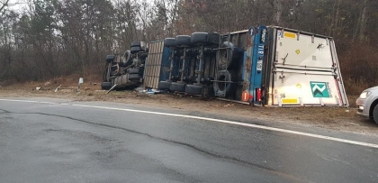 Detalii despre accidentul de pe soseaua Hancesti, unde un camion s-a rasturnat Detalii despre accidentul de pe soseaua Hancesti, unde un camion s-a rasturnat