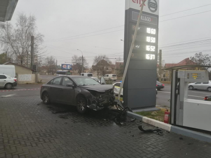 O femeie si doi copii au ajuns la spital, dupa ce masina in care se aflau s-a ciocnit violent cu un alt automobil. In urma impactului, vehiculul a ajuns intr-o benzinarie - FOTO