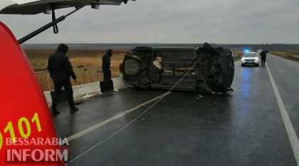 O masina cu moldoveni s-a rasturnat pe soseaua Odesa-Reni, dupa ce soferul a pierdut controlul volanului. In automobil se afla un copil - GALERIE FOTO O masina cu moldoveni s-a rasturnat pe soseaua Odesa-Reni, dupa ce soferul a pierdut controlul volanului. In automobil se afla un copil - GALERIE FOTO