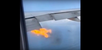 Momente terifiante la bordul unui avion, dupa ce unul din motoare a luat foc in aer - VIDEO Momente terifiante la bordul unui avion, dupa ce unul din motoare a luat foc in aer - VIDEO