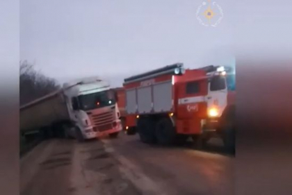 Un TIR plin cu seminte de floarea soarelui a ajuns intr-un sant dupa ce a derapat de pe sosea - VIDEO