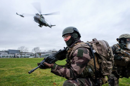 Militari francezi, morti dupa ce elicopterul in care se aflau s-a prabusit in Mali Militari francezi, morti dupa ce elicopterul in care se aflau s-a prabusit in Mali