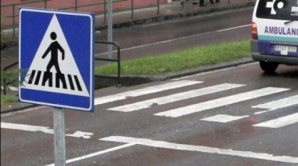 O femeie, lovita in plin de o masina pe o trecere de pietoni din capitala. Victima a fost transportata de urgenta la spital O femeie, lovita in plin de o masina pe o trecere de pietoni din capitala. Victima a fost transportata de urgenta la spital