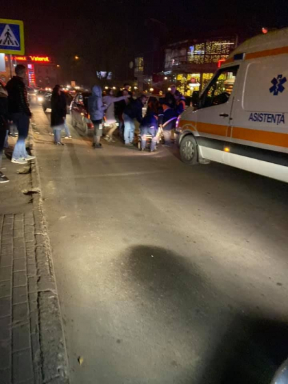 O tanara insarcinata a fost lovita in plin de o masina pe o trecerea de pietoni din capitala. Ambulanta si politia - la fata locului - FOTO O tanara insarcinata a fost lovita in plin de o masina pe o trecerea de pietoni din capitala. Ambulanta si politia - la fata locului - FOTO