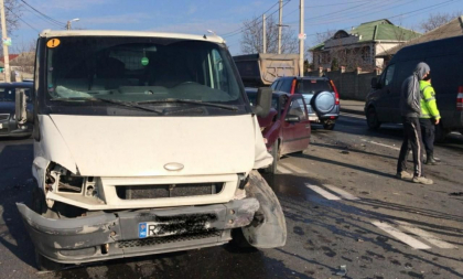 Accidentele in lant continua. O persoana a avut de suferit, dupa ce trei automobile s-au ciocnit la Peresecina - FOTO
