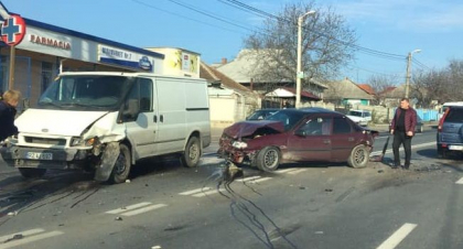Doua masini s-au ciocnit violent pe o strada din localitatea Peresecina