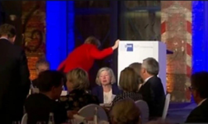 Cancelarul german Angela Merkel, la un pas sa cada pe scena - VIDEO/GALERIE FOTO Cancelarul german Angela Merkel, la un pas sa cada pe scena - VIDEO/GALERIE FOTO
