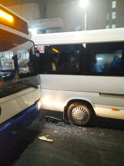 Accident in centrul capitalei. Un troleibuz s-a ciocnit cu un microbuz de ruta - FOTO Accident in centrul capitalei. Un troleibuz s-a ciocnit cu un microbuz de ruta - FOTO