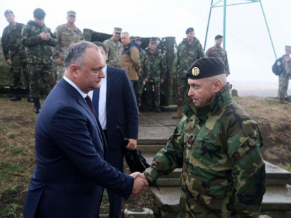 Eugen Sturza, catre Igor Dodon: "Domnule Comandant suprem, daca tot v-ati dorit acest minister in subordine, aveti grija de el. Vreti sa aduceti Armata la sapa de lemn sau sa dispara cu totul? Stimati colegi militari, din nou, ati fost mintiti" Eugen Sturza, catre Igor Dodon: "Domnule Comandant suprem, daca tot v-ati dorit acest minister in subordine, aveti grija de el. Vreti sa aduceti Armata la sapa de lemn sau sa dispara cu totul? Stimati colegi militari, din nou, ati fost mintiti"