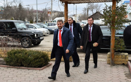 Ce spune Pavel Filip despre dosarul lui Ilan Sor: "-Vorbeam despre asta ori de cate ori ma intalneam cu partenerii de dezvoltare. -Cu Plahotniuc ati vorbit despre asta? -Sigur. Raspunsul era: noi ce influenta avem asupra instantelor de judecata?" Ce spune Pavel Filip despre dosarul lui Ilan Sor: "-Vorbeam despre asta ori de cate ori ma intalneam cu partenerii de dezvoltare. -Cu Plahotniuc ati vorbit despre asta? -Sigur. Raspunsul era: noi ce influenta avem asupra instantelor de judecata?"