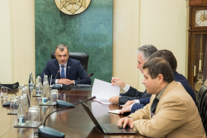 Guvernul s-a intrunit in sedinta. Pe site-ul executivului au fost publicate mai multe fotografii in care apar premierul, ministrul Economiei, cel al Apararii, dar si cativa experti