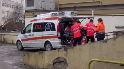 O educatoare a incercat sa isi taie venele in mijlocul copiilor