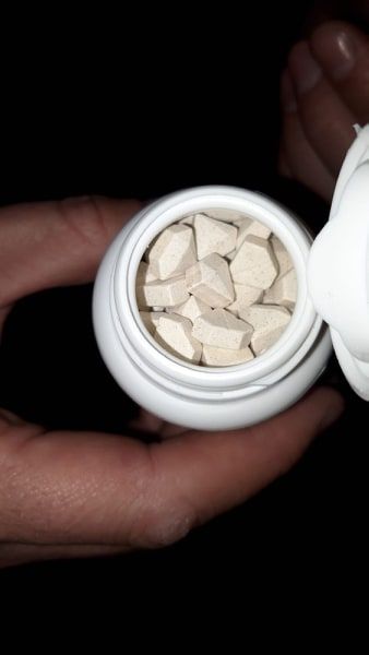 Vindeau droguri in apropierea cluburilor de noapte din capitala. Patru barbati, retinuti de oamenii legii. Momentul in care sunt dusi la inspectorat - GALERIE FOTO/VIDEO