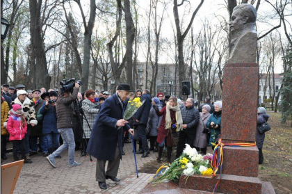 Bustul scriitorului Dumitru Matcovschi a fost instalat pe Aleea Clasicilor din capitala - FOTO