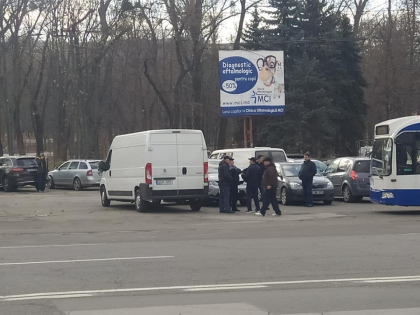 Un microbuz a blocat traficul rutier pe o sosea din capitala. Mai multe troleibuze nu pot sa treaca - GALERIE FOTO