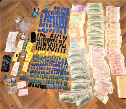 Producea droguri si le ascundea sub tulpina copacilor in locuri publice. Afacerea unui tanar din capitala, esuata, dupa ce au fost gasite sute de pachetele cu droguri. Individul risca ani grei de puscarie Producea droguri si le ascundea sub tulpina copacilor in locuri publice. Afacerea unui tanar din capitala, esuata, dupa ce au fost gasite sute de pachetele cu droguri. Individul risca ani grei de puscarie
