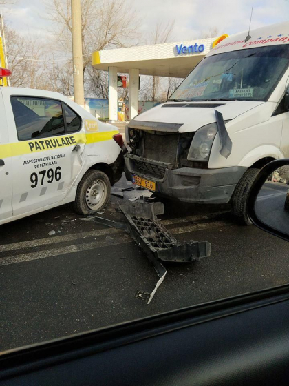 Un microbuz de ruta si o masina a politiei s-au ciocnit violent pe o strada din capitala - FOTO Un microbuz de ruta si o masina a politiei s-au ciocnit violent pe o strada din capitala - FOTO
