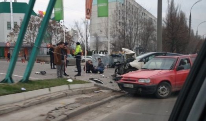 Accident matinal pe o strada din capitala. Doua masini au ramas avariate dupa ce s-au ciocnit puternic. Politia se afla la fata locului - FOTO Accident matinal pe o strada din capitala. Doua masini au ramas avariate dupa ce s-au ciocnit puternic. Politia se afla la fata locului - FOTO