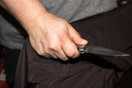 Din gelozie si-a atacat cu un cutit concubina si alti doi barbati care discutau cu ea. Barbatul, condamnat la ani grei de puscarie