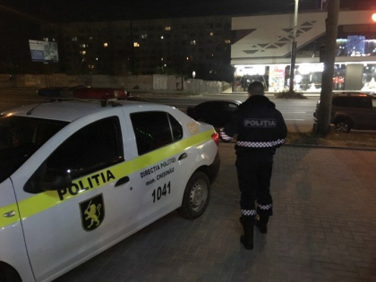Un barbat s-a stins intr-un bar din capitala. Politia se afla acolo - GALERIE FOTO Un barbat s-a stins intr-un bar din capitala. Politia se afla acolo - GALERIE FOTO