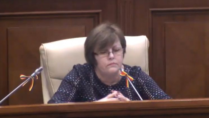 Stop cadru. "Se duce de unul singur sau isi ia si "borsetka"?" Cum a reactionat Maria Ciobanu in plenul parlamentului, cand a auzit ca Constantin Botnari si-a depus mandatul de deputat Stop cadru. "Se duce de unul singur sau isi ia si "borsetka"?" Cum a reactionat Maria Ciobanu in plenul parlamentului, cand a auzit ca Constantin Botnari si-a depus mandatul de deputat