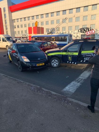 Accident in lant pe o strada din capitala. Patru vehicule, printre care un taxi si o masina a politiei, s-au ciocnit violent - FOTO