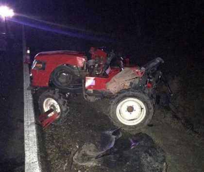Accident mortal la Hancesti. O persoana s-a stins, iar altele doua s-au ales cu traumatisme grave, dupa ce in minitractorul in care se aflau s-a izbit un microbuz - FOTO