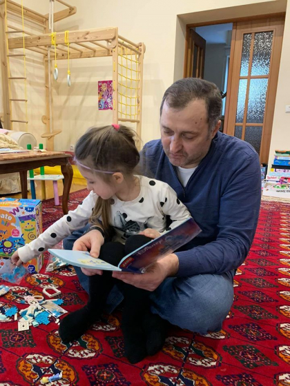 Si-a revazut fiica. Vlad Filat o tine in brate si ii citeste povesti - FOTO