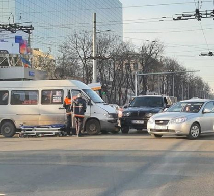 Accident grav pe o sosea din capitala cu implicarea unui microbuz de ruta. O persoana a ajuns la spital - FOTO Accident grav pe o sosea din capitala cu implicarea unui microbuz de ruta. O persoana a ajuns la spital - FOTO