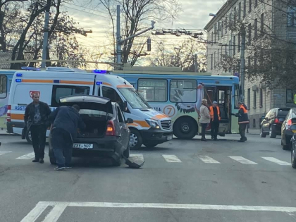 Accident pe o sosea din capitala. O masina de taxi s-a lovit cu un troleibuz - FOTO Accident pe o sosea din capitala. O masina de taxi s-a lovit cu un troleibuz - FOTO