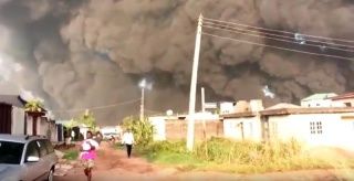 Un pastor a confundat apa sfintita cu benzina, provocand un incendiu si explozia unui gazoduct in cel mai mare oras din Nigeria - VIDEO Un pastor a confundat apa sfintita cu benzina, provocand un incendiu si explozia unui gazoduct in cel mai mare oras din Nigeria - VIDEO