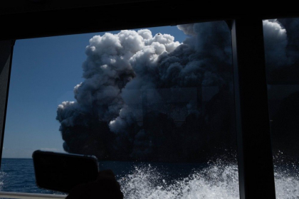 Primele imagini cu eruptia vulcanica din Noua Zeelanda. Sunt 5 morti si mai multi raniti - FOTO