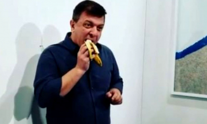 Banana lipita cu banda adeziva pe un perete si vanduta cu 120.000 de dolari, mancata de un „Artist Flamand”: „Ador aceasta instalatie. E foarte delicioasa” Banana lipita cu banda adeziva pe un perete si vanduta cu 120.000 de dolari, mancata de un „Artist Flamand”: „Ador aceasta instalatie. E foarte delicioasa”