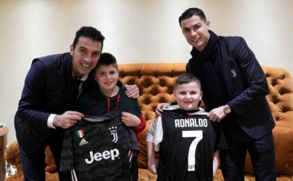Cristiano Ronaldo si Gianluigi Buffon, surpriza pentru doi copii care au supravietuit cutremurului devastator din Albania Cristiano Ronaldo si Gianluigi Buffon, surpriza pentru doi copii care au supravietuit cutremurului devastator din Albania