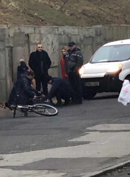 Un biciclist, lovit in plin de o masina in apropierea Circului, la Chisinau - FOTO Un biciclist, lovit in plin de o masina in apropierea Circului, la Chisinau - FOTO