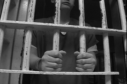 Crima de la Carpineni, unde tatal si-a impuscat mortal fiul vitreg. Barbatul risca detentie pe viata Crima de la Carpineni, unde tatal si-a impuscat mortal fiul vitreg. Barbatul risca detentie pe viata
