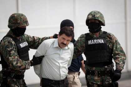Fostul sef al securitatii din Mexic, inculpat pentru ca a primit o mita uriasa de la „El Chapo” Fostul sef al securitatii din Mexic, inculpat pentru ca a primit o mita uriasa de la „El Chapo”