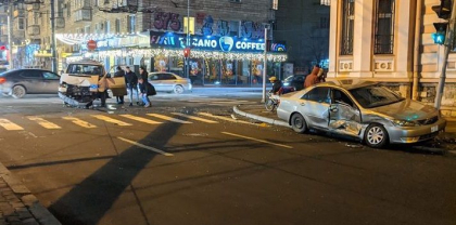 Accident in centrul capitalei. Un microbuz si o Toyota s-au ciocnit puternic la o intersectie Accident in centrul capitalei. Un microbuz si o Toyota s-au ciocnit puternic la o intersectie