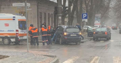Un sofer a intrat cu masina intr-un pilon, in capitala. Ambulanta, la fata locului