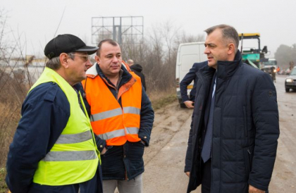 Ion Chicu, pe santier. Cand va fi gata drumul Chisinau-Ungheni-Sculeni. Costul proiectului este de peste 23 de milioane de euro - FOTO Ion Chicu, pe santier. Cand va fi gata drumul Chisinau-Ungheni-Sculeni. Costul proiectului este de peste 23 de milioane de euro - FOTO