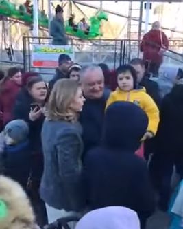 Igor Dodon si familia lui, suprinsi in PMAN. Presedintele, luat la fotografiat de cetateni - VIDEO Igor Dodon si familia lui, suprinsi in PMAN. Presedintele, luat la fotografiat de cetateni - VIDEO