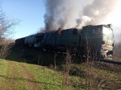Un tren a luat foc, la Vulcanesti. Momentul in care pompierii lupta cu flacarile - GALERIE FOTO