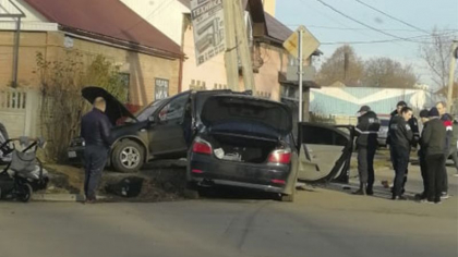 Un sofer a intrat cu masina intr-un stalp, la Cahul. Ambulanta, la fata locului - GALERIE FOTO/ VIDEO Un sofer a intrat cu masina intr-un stalp, la Cahul. Ambulanta, la fata locului - GALERIE FOTO/ VIDEO