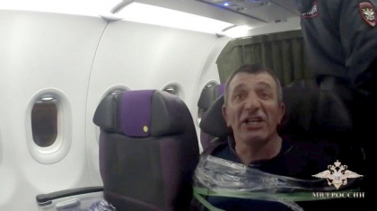 Pasager legat cu banda adeziva de scaunul din avion. Ce le-a cerut insotitorilor de zbor - GALERIE FOTO