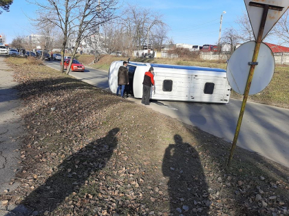 Accident pe o sosea din capitala. Un microbuz s-a rasturnat in apropiere de Gara de Sud